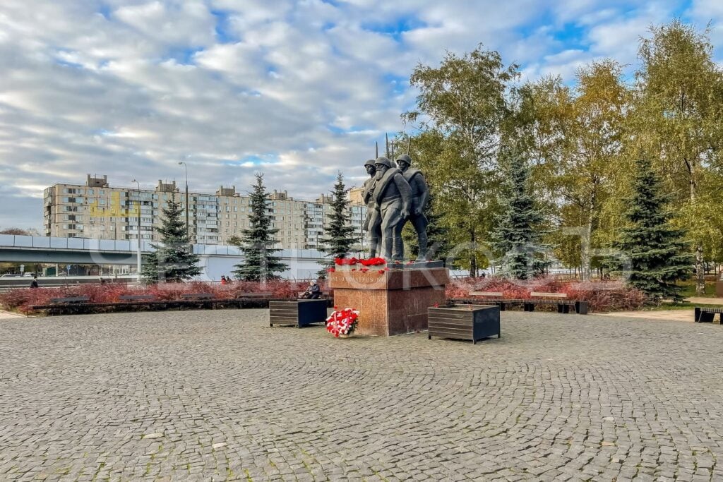 Памятник Народным ополченцам рядом с ЖК Дом в Сосновой роще